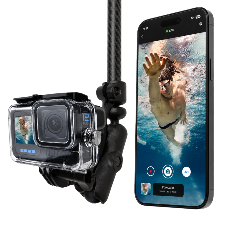 El kit Seavu Seeker Pole transmite en directo a un teléfono una vista submarina de la brazada de un nadador.