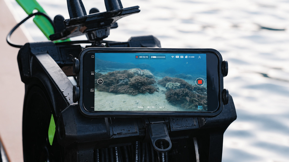 Underwater camera for scuba diving streaming a live view of the reef to a phone mounted on a Seavu reel on the boat