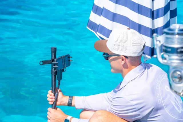 Reef days, with a live view below.

Sam Phillips (@samphillipsriviera) from @rmarinejones is using the Seavu Seeker Pole Kit to scope under and around the boat without getting wet.

Please note: Action camera not included.

Link in bio.

#Seavu #SeavuSeeker #ReefLife #Boating #BoatLife #UnderwaterCamera #MarineGear